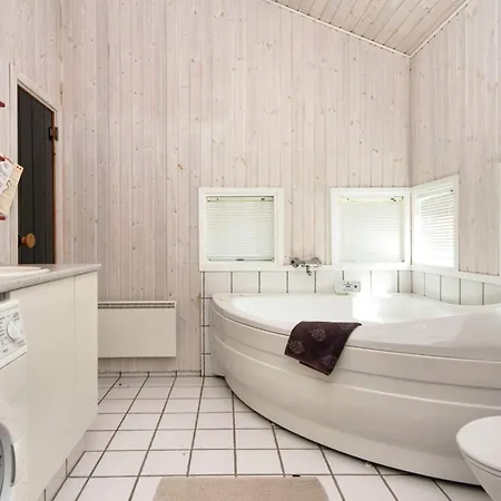 8 Person In Glesborg-by Traum